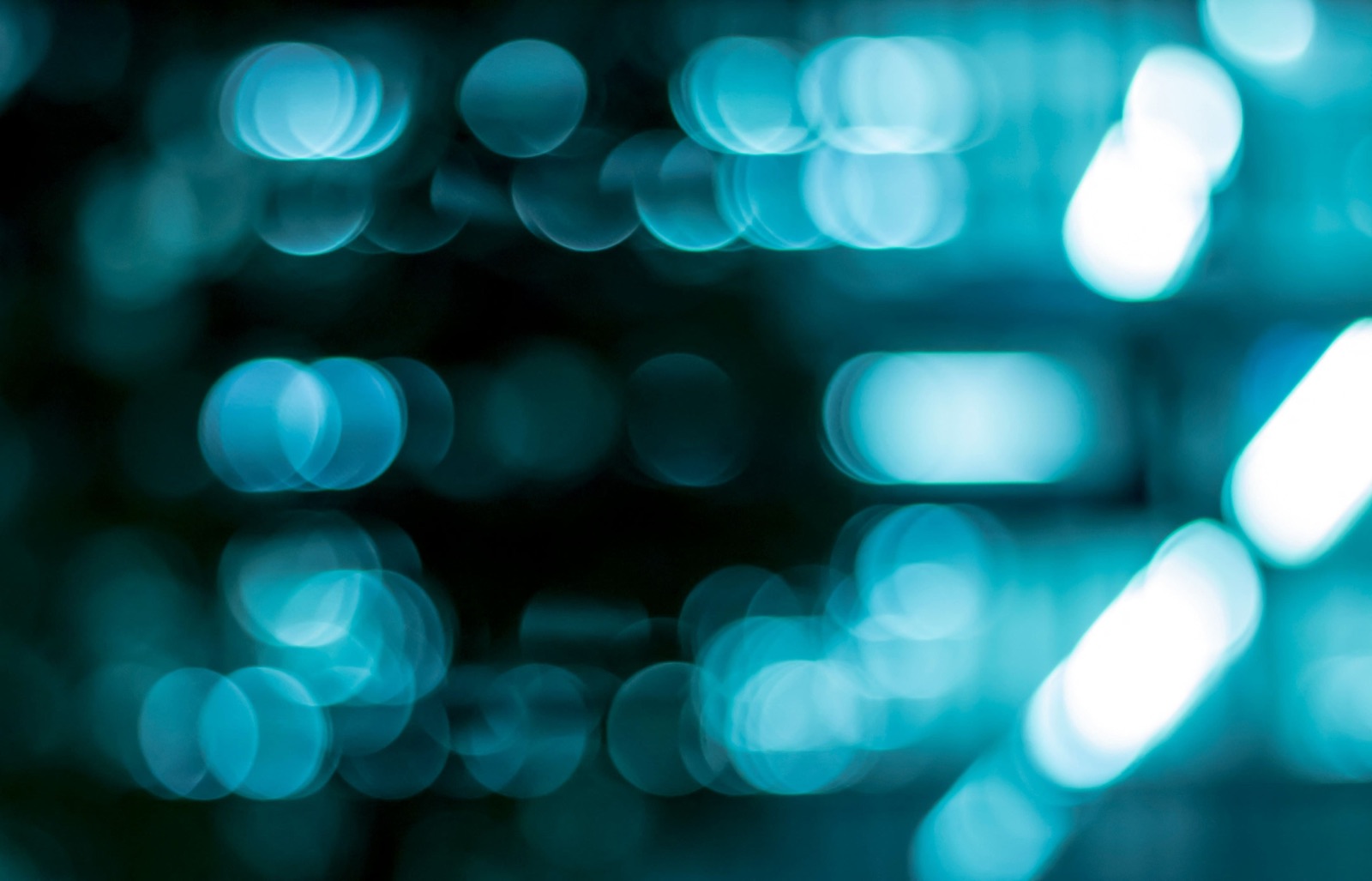 Fibres optiques lumineuses symbolisant les flux de données sécurisés
