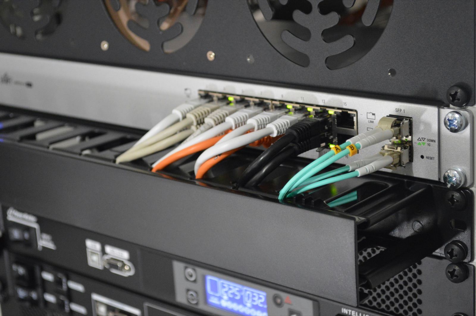 Câbles Ethernet branchés sur un équipement réseau industriel